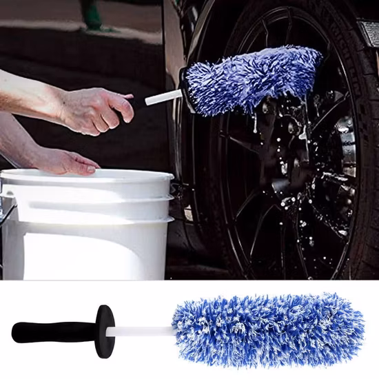 Detergente premium antigraffio per la cura dell'auto. Spazzola lunga in microfibra per spolverare